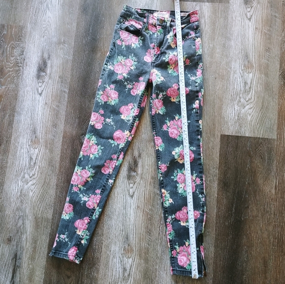 Guess Girls Floral Jeans. 3 Zip Crop Stretchy Denim Size 23 Jeans. Zips on Hems. - Picture 9 of 10